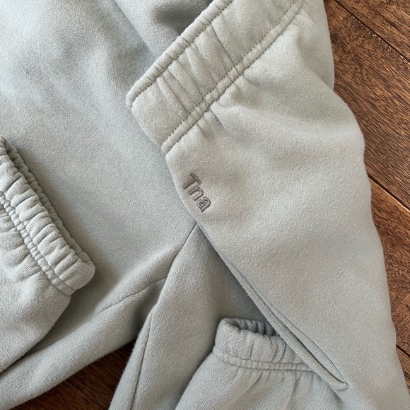 Aritzia Cozy Fleece Boyfriend Sweatpants - size 2XS - Picture 3 of 5